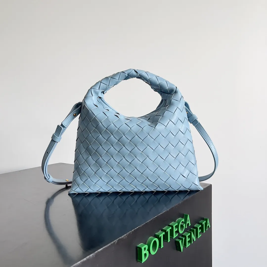 Batch 1400 BV 24 early spring new mini Hop has finally arrived! ! ! The small one is really exquisite and textured, and the calf leather really shows off your temperament! ! ! Its shoulder strap is detachable, so it can be carried by hand or worn cross-body, which is really very practical! Moreover, the 15ProMax mobile phone can also be placed, so there is no need to worry about the problem of not being able to place the mobile phone. 📱 Style number: 777586 Size: 25.5*14.5*11cm
